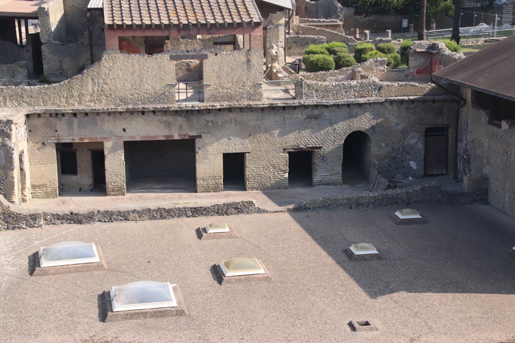 Ins. Or. I.1a, Herculaneum. October 2023.
Looking north towards doorways leading from rooms onto vaulted corridor. Photo courtesy of Klaus Heese.